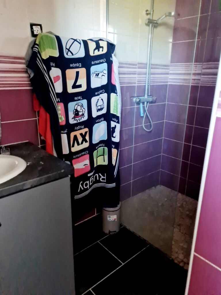 Propriété perchée sur les coteaux comprenant deux bâtiments  – 9 pièces – 6 chambres – 6  – 272 m²