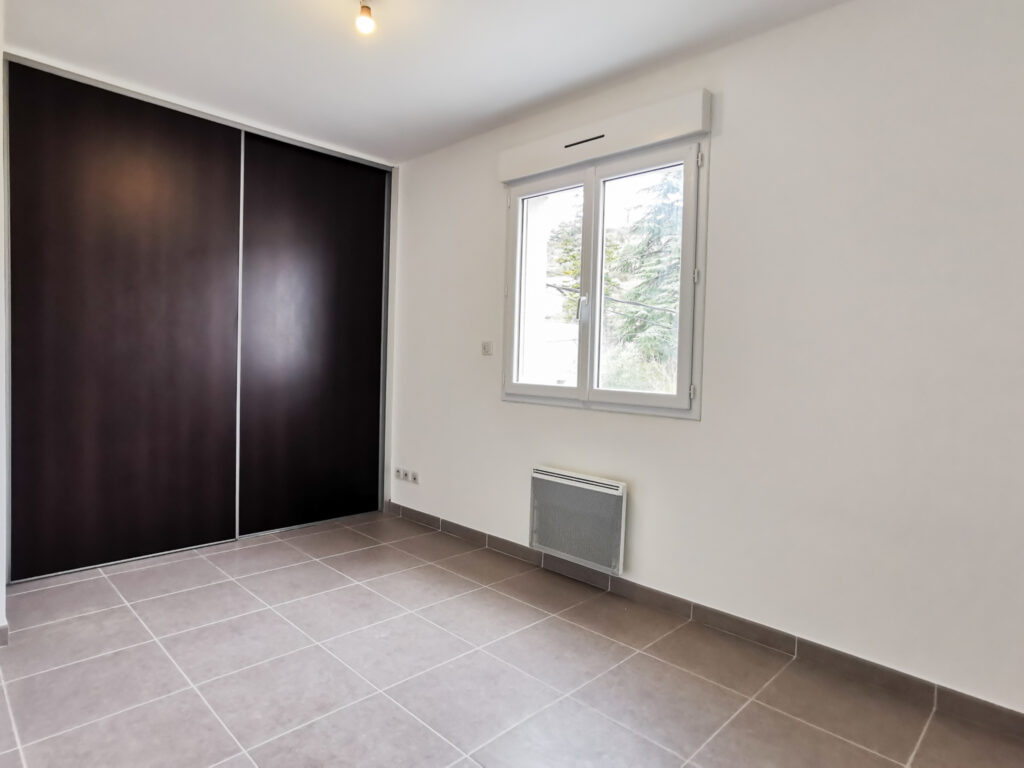 Appartement de 74m2 environ avec terrasse – 4 pièces – 3 chambres – NR  – 73.9 m²