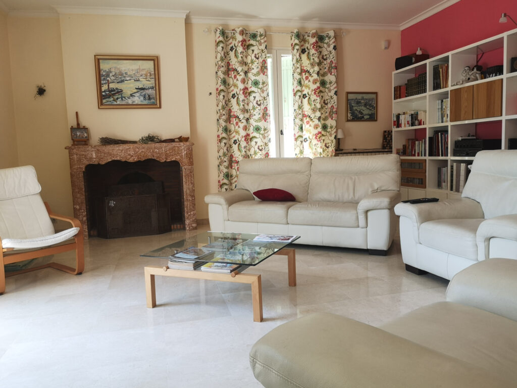 AVIGNON DEUX MAISONS SUR GRAND TERRAIN AVEC PISCINE – RENTAB – 14 pièces – 7 chambres – 4  – 415 m²