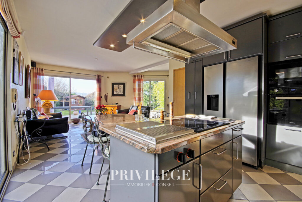 Villa de 220m2 avec piscine et sous-sol – 7 pièces – 5 chambres – 8  – 220 m²