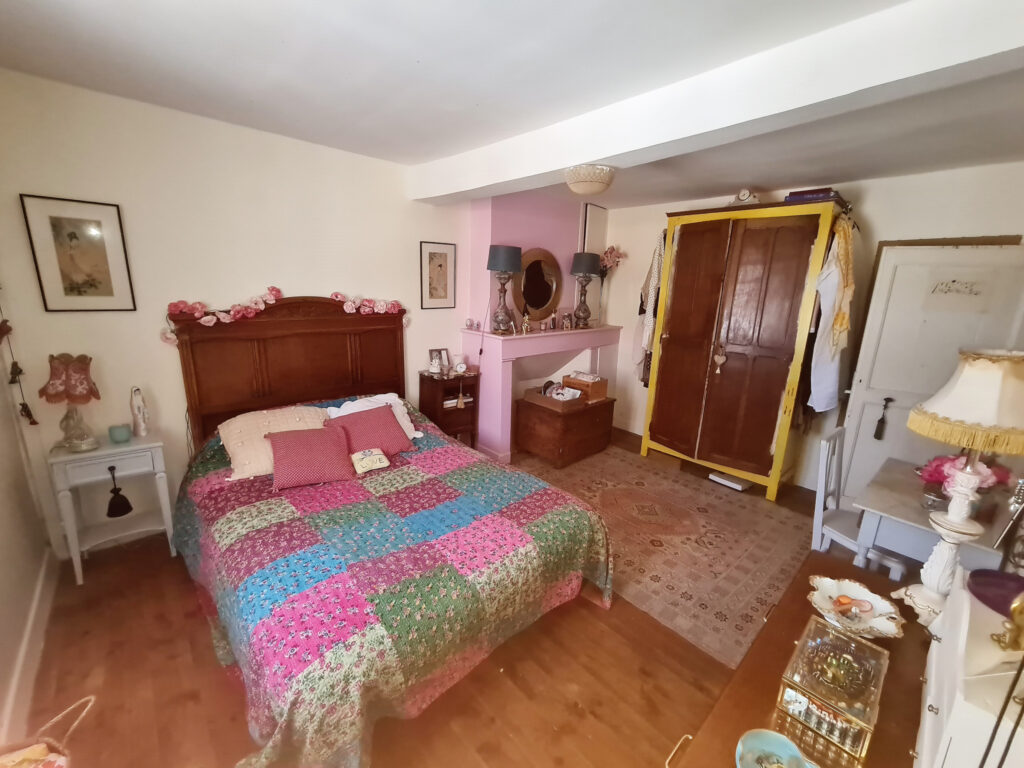 Maison de village de 165m2 à finir de rénover sur 3 niveaux  – 7 pièces – 4 chambres – 6  – 160 m²