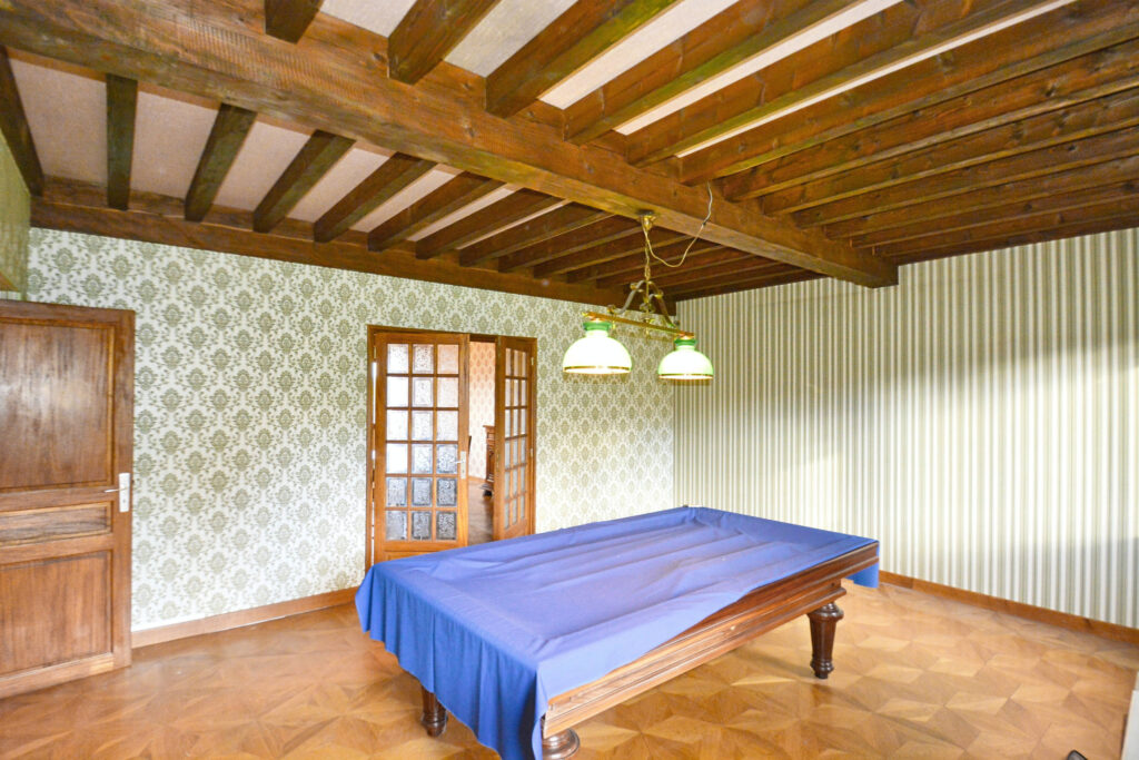 MAISON 8 PIECES de 187 m2 + GARAGE + ANNEXES SUR TERRAIN D’E – 8 pièces – 6 chambres – 6  – 187.11 m²