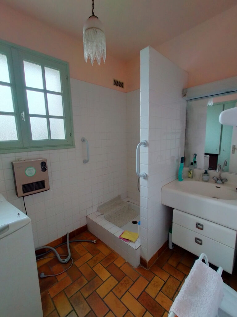 MAISON DE CONSTRUCTION TRADITIONNELLE EDIFIEE SUR UN TERRAIN – 5 pièces – 3 chambres – 6  – 77.31 m²