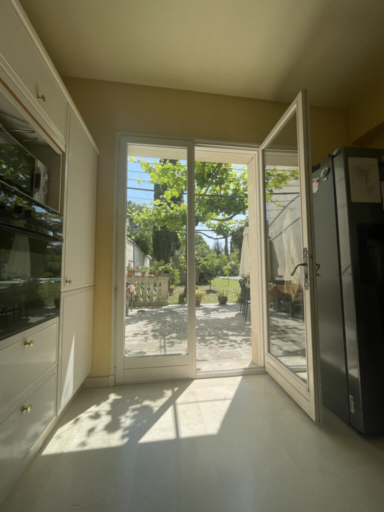 AVIGNON DEUX MAISONS SUR GRAND TERRAIN AVEC PISCINE – RENTAB – 14 pièces – 7 chambres – 4  – 415 m²