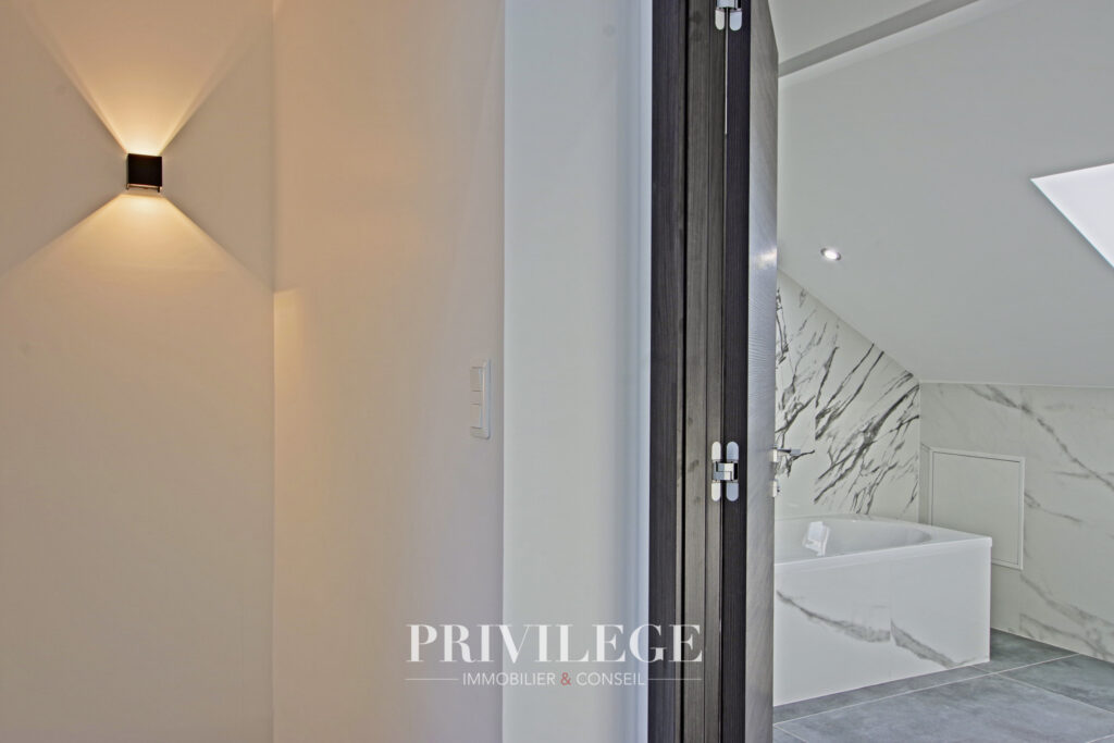 Maison contemporaine 231m2 – vue sur le Mont Granier – 5 pièces – 4 chambres – 8  – 231 m²