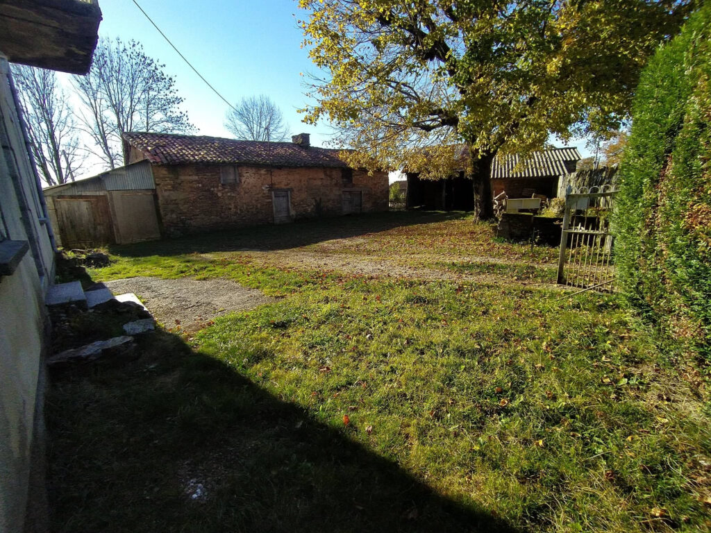  Maison avec dépendances sur les hauteurs de ST CONSTANT – 5 pièces – 3 chambres – 6  – 106 m²