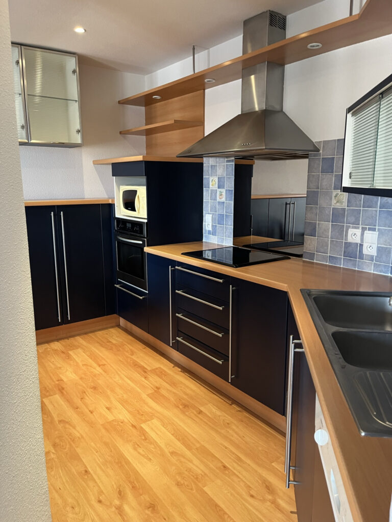 APPARTEMENT F4 + TERRASSE et PARKINGS – 4 pièces – 3 chambres – 8  – 108 m²