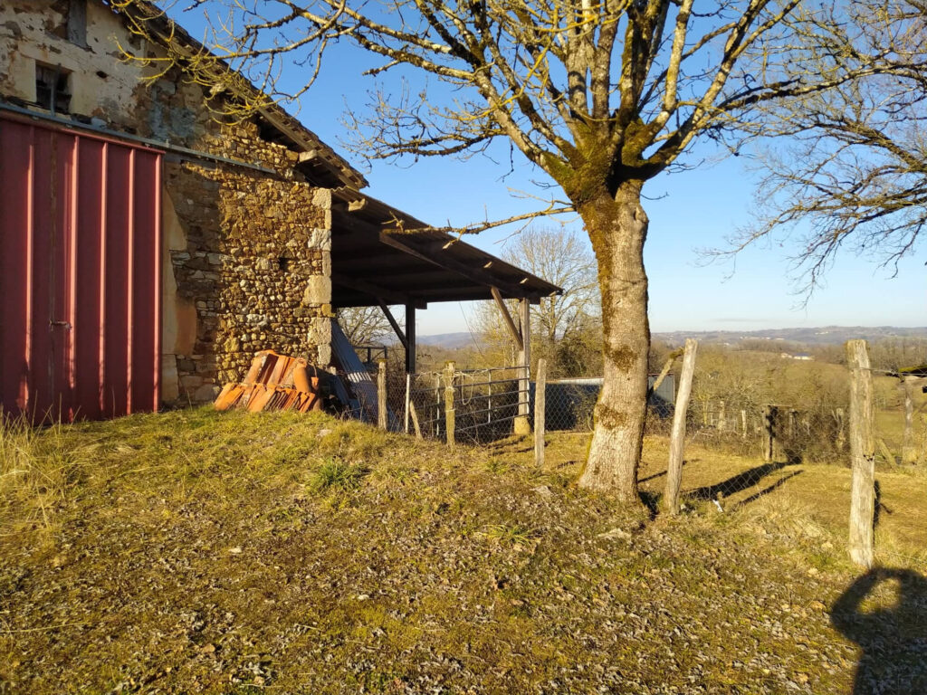 Grange à restaurer sur SANT SANTIN DE MAURS – 1 pièce – 1 chambre – 6  – 110 m²