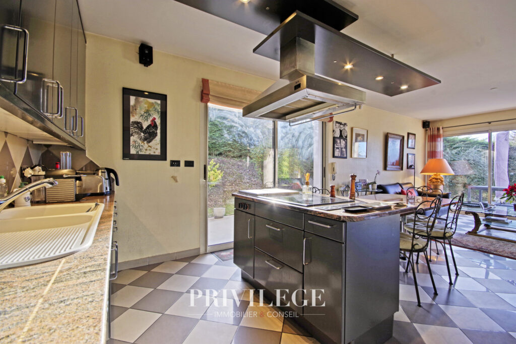 Villa de 220m2 avec piscine et sous-sol – 7 pièces – 5 chambres – 8  – 220 m²