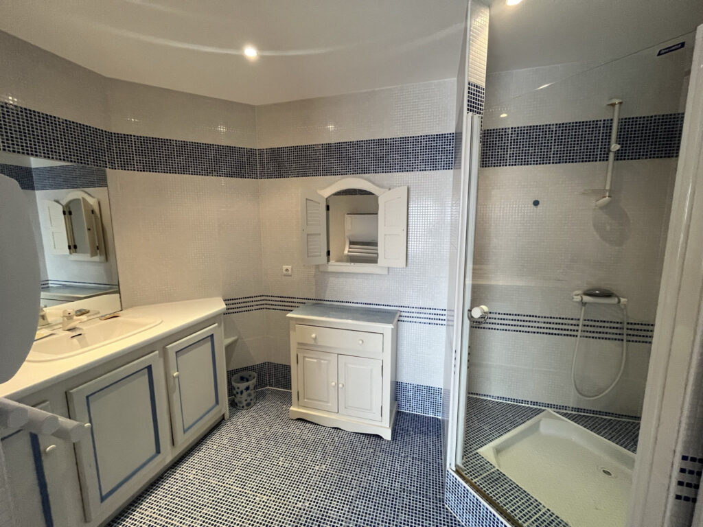 APPARTEMENT F4 + TERRASSE et PARKINGS – 4 pièces – 3 chambres – 8  – 108 m²