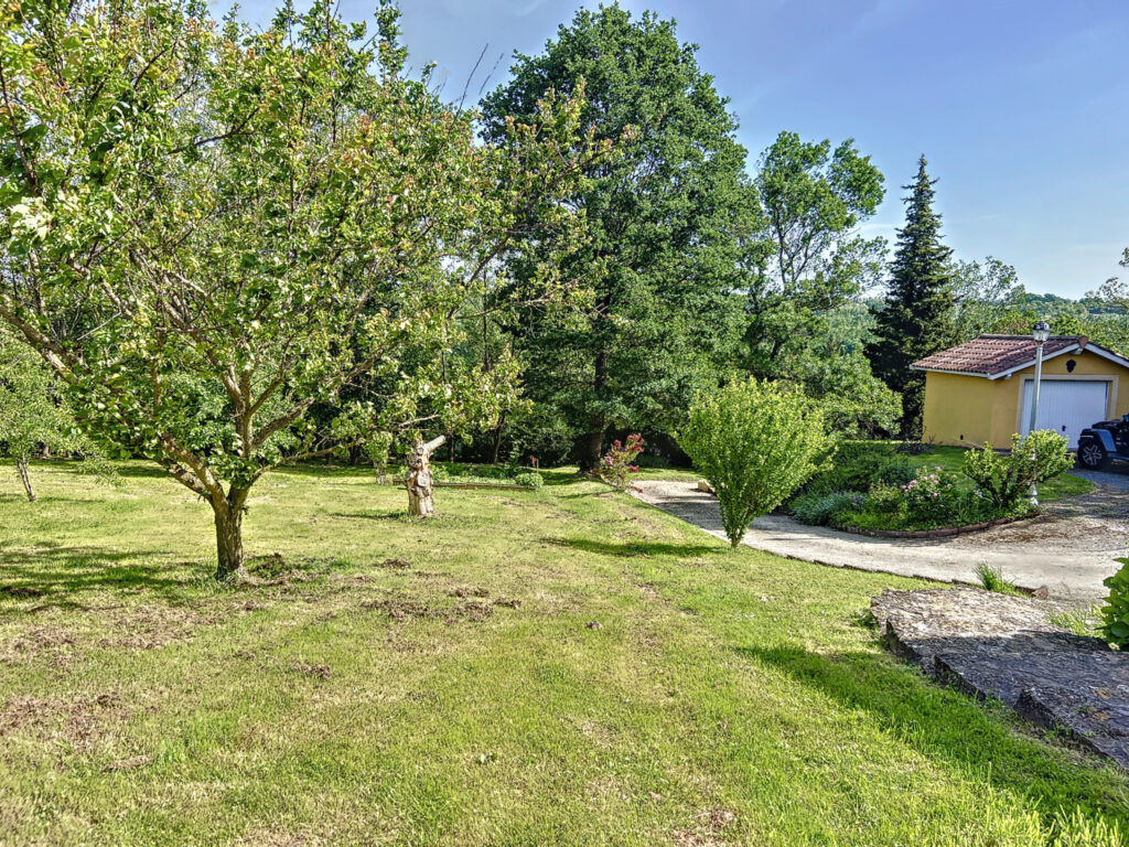 Maison 146 m2 – 4 chambres – 2 garages – terrain 3254 m2  – 6 pièces – 4 chambres – 2  – 146.16 m²