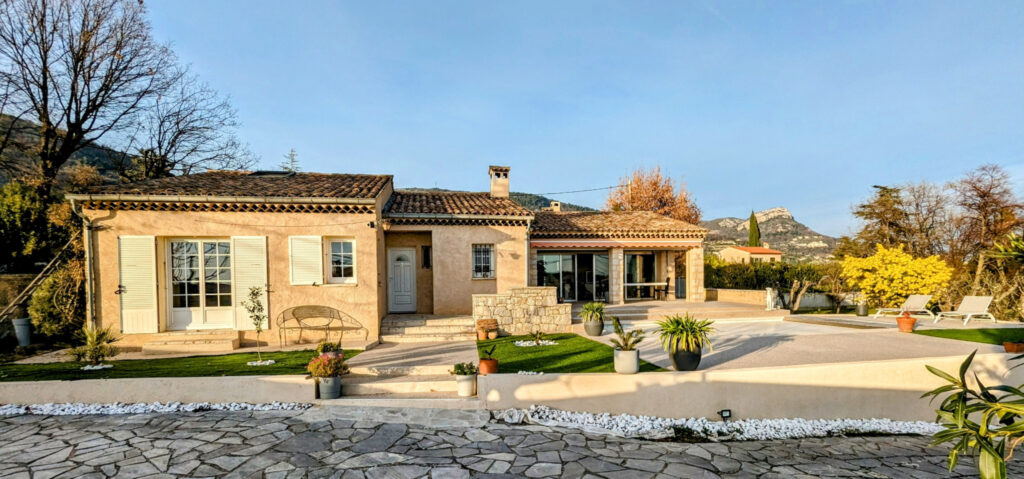 Maison de 168 m2 avec piscine et garage sur un terrain de 15 – 6 pièces – 5 chambres – 6  – 168 m²