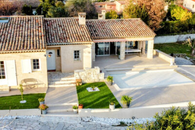 Maison de 168 m2 avec piscine et garage sur un terrain de 15 – 6 pièces – 5 chambres – 168 m²