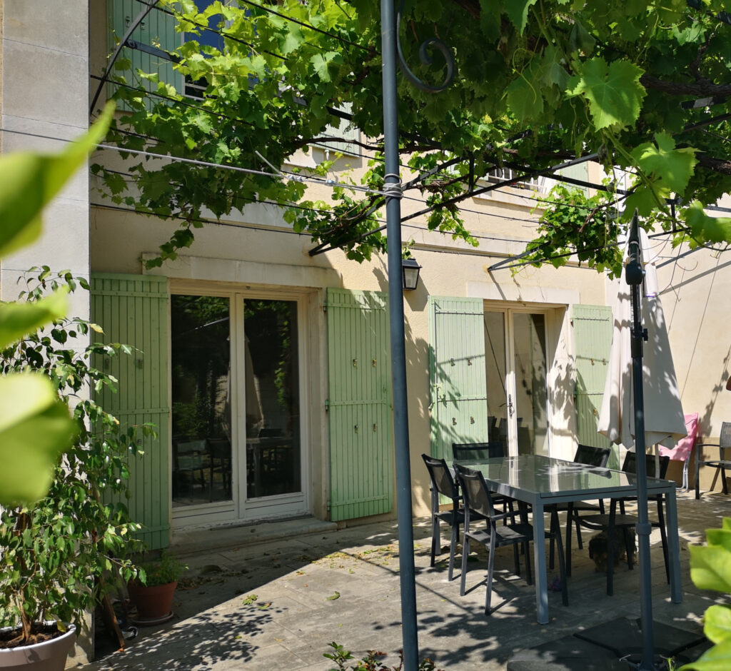 AVIGNON DEUX MAISONS SUR GRAND TERRAIN AVEC PISCINE – RENTAB – 14 pièces – 7 chambres – 4  – 415 m²