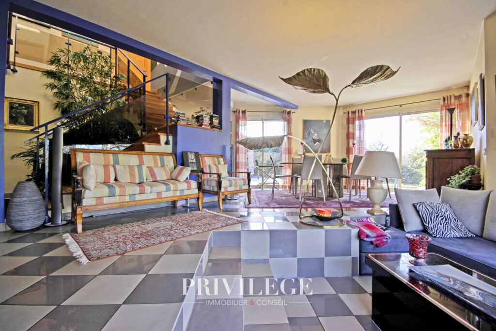 Villa de 220m2 avec piscine et sous-sol – 7 pièces – 5 chambres – 8  – 220 m²