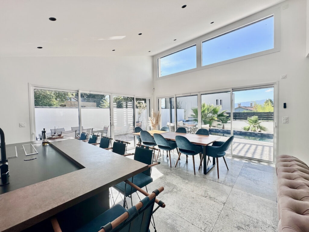 VILLA PRESTATION HAUT DE GAMME DANS LES HAUTEURS DE SALAISE  – 6 pièces – 5 chambres – 6  – 165 m²