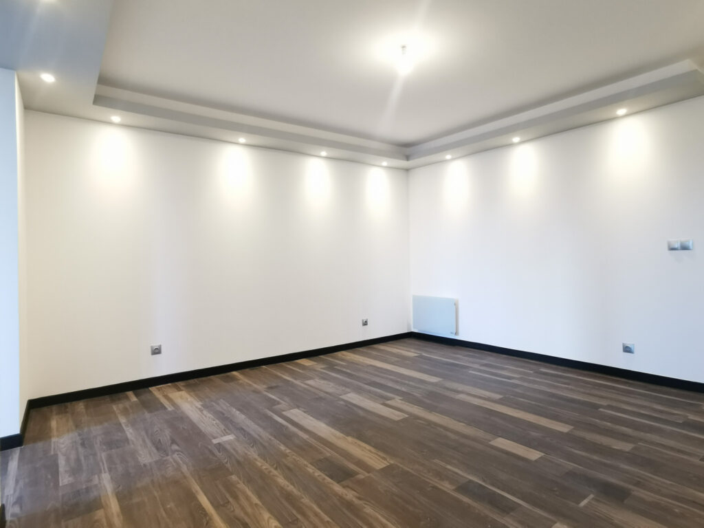 Appartement entièrement rénové de 90m2 habitables en centre- – 5 pièces – 3 chambres – NR  – 90 m²