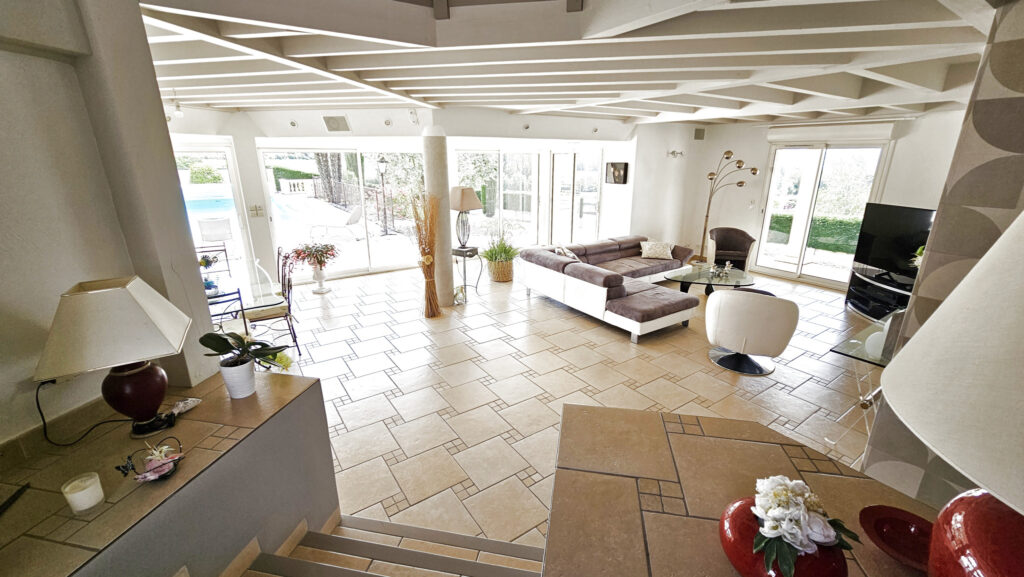 Maison sur les hauteurs de Frans – 11 pièces – 5 chambres – 2  – 323.28 m²