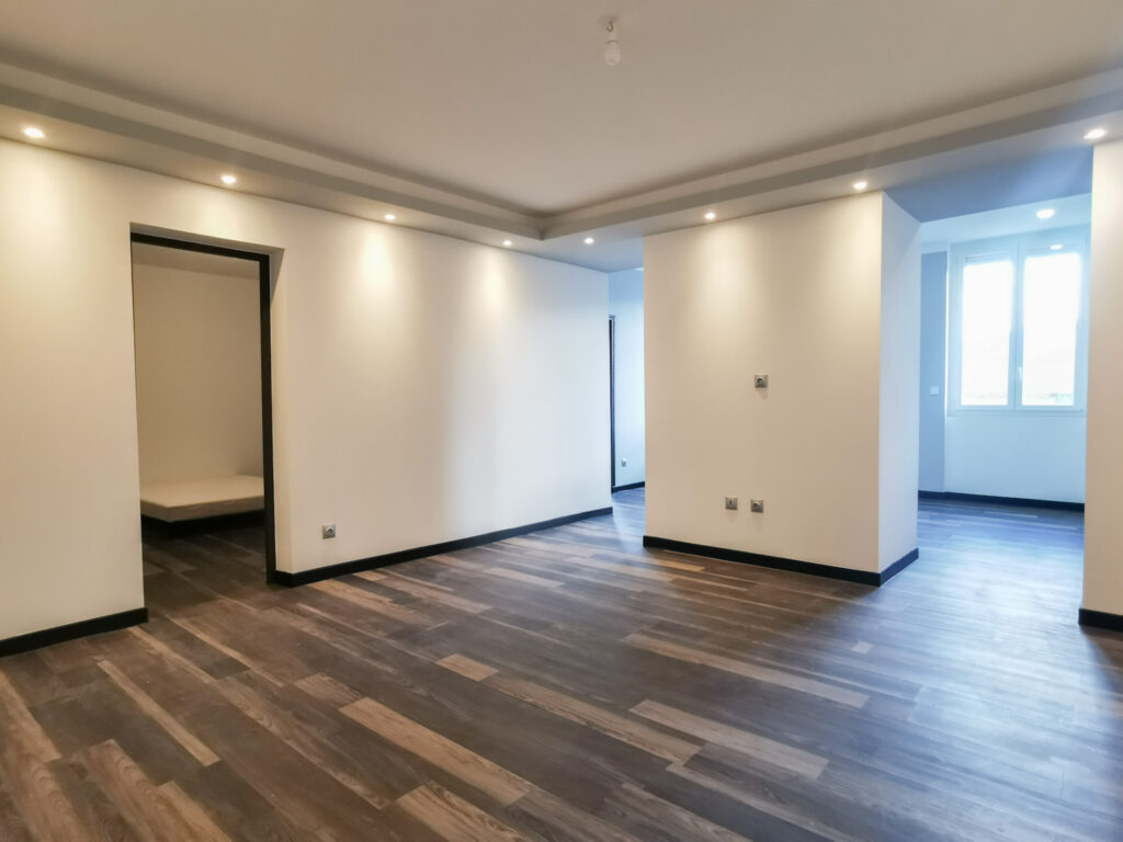 Appartement entièrement rénové de 90m2 habitables en centre- – 5 pièces – 3 chambres – NR  – 90 m²