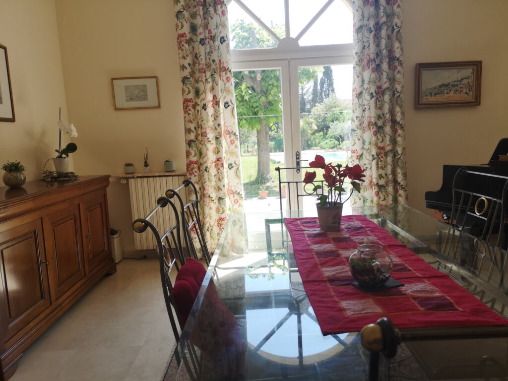 AVIGNON DEUX MAISONS SUR GRAND TERRAIN AVEC PISCINE – RENTAB – 14 pièces – 7 chambres – 4  – 415 m²