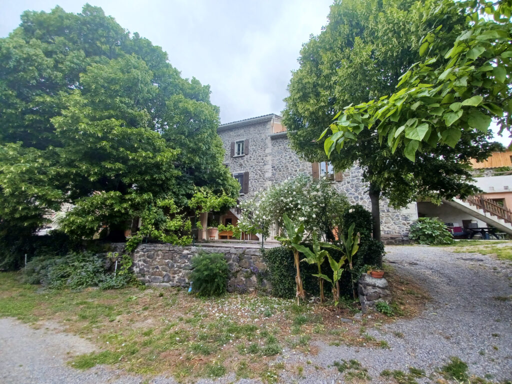 MAS RENOVE DE 14 PIECES ET 3 HABITATIONS A LA CAMPAGNE – 14 pièces – 11 chambres – 6  – 308 m²