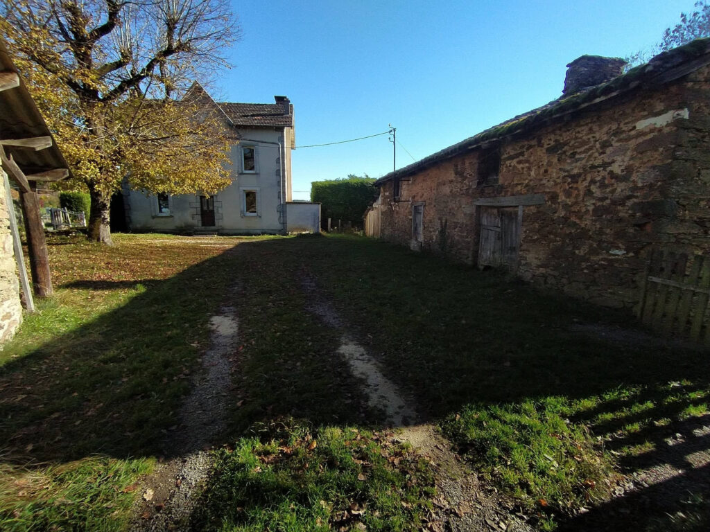 Maison avec dépendances sur les hauteurs de ST CONSTANT – 5 pièces – 3 chambres – 6  – 106 m²