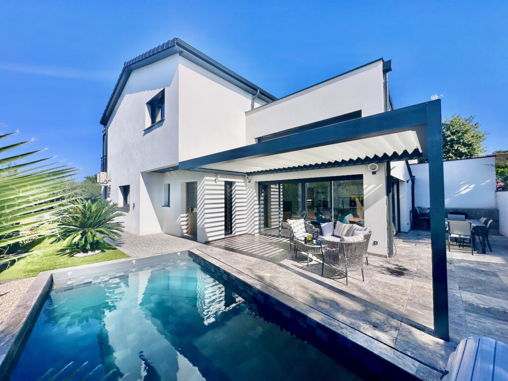 VILLA PRESTATION HAUT DE GAMME DANS LES HAUTEURS DE SALAISE  – 6 pièces – 5 chambres – 6  – 165 m²