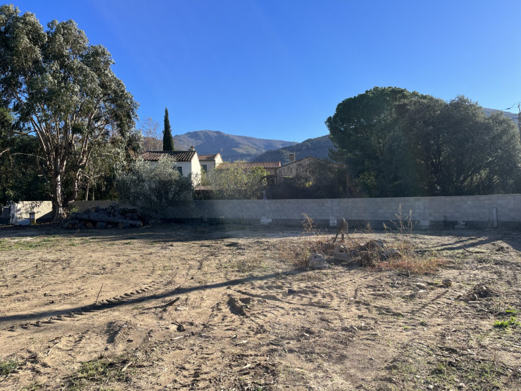 Terrain constructible viabilisé – NR pièces – NR chambres – 6  – 710 m²