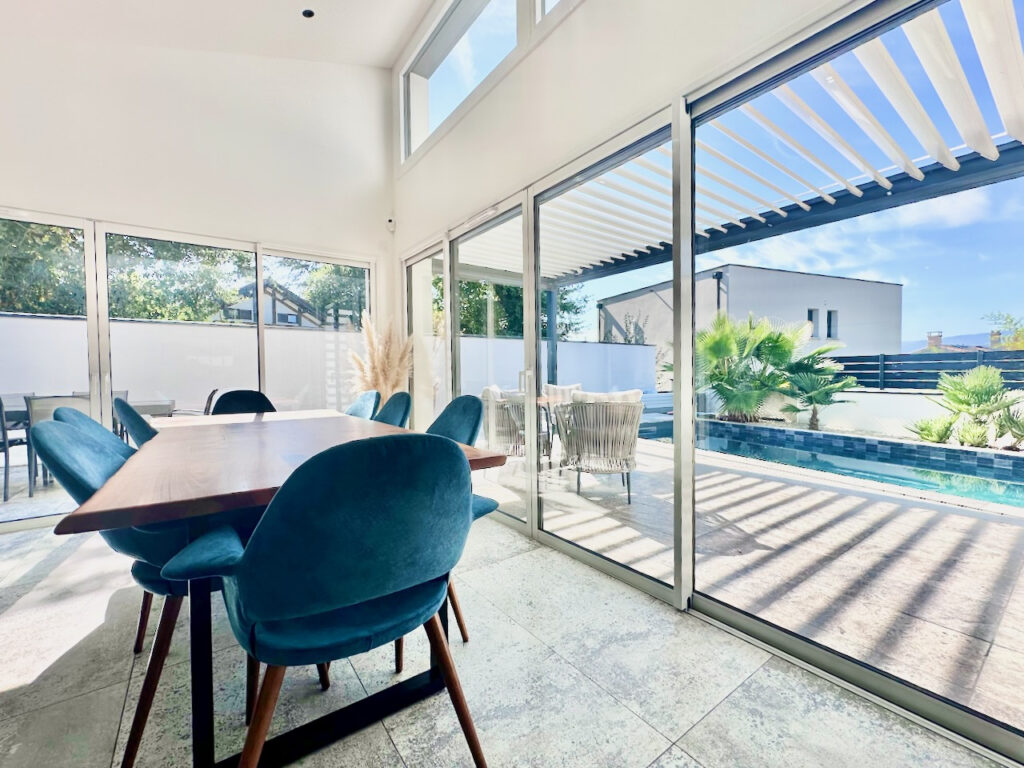 VILLA PRESTATION HAUT DE GAMME DANS LES HAUTEURS DE SALAISE  – 6 pièces – 5 chambres – 6  – 165 m²