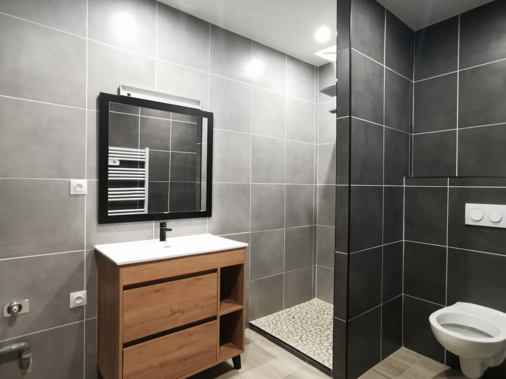 Appartement entièrement rénové de 90m2 habitables en centre- – 5 pièces – 3 chambres – NR  – 90 m²