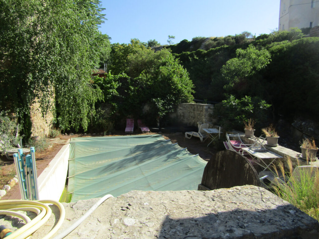 Maison d’hôtes Sainte Jalle 26110 – 12 pièces – 8 chambres – NR  – 330 m²