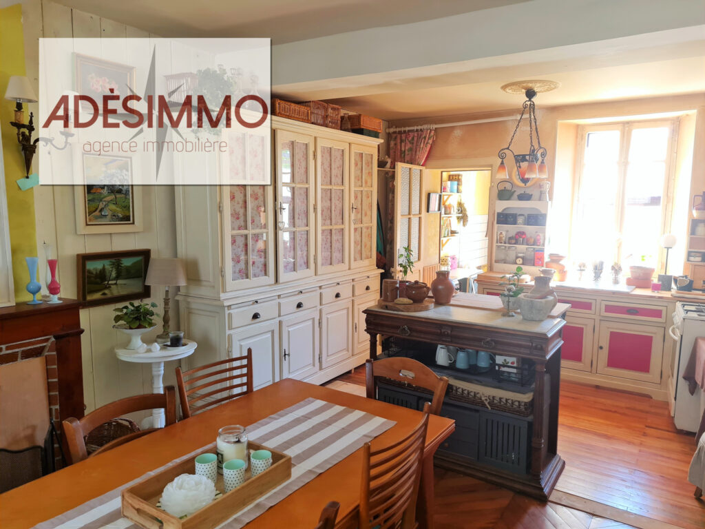 Maison de village de 165m2 à finir de rénover sur 3 niveaux  – 7 pièces – 4 chambres – 6  – 160 m²