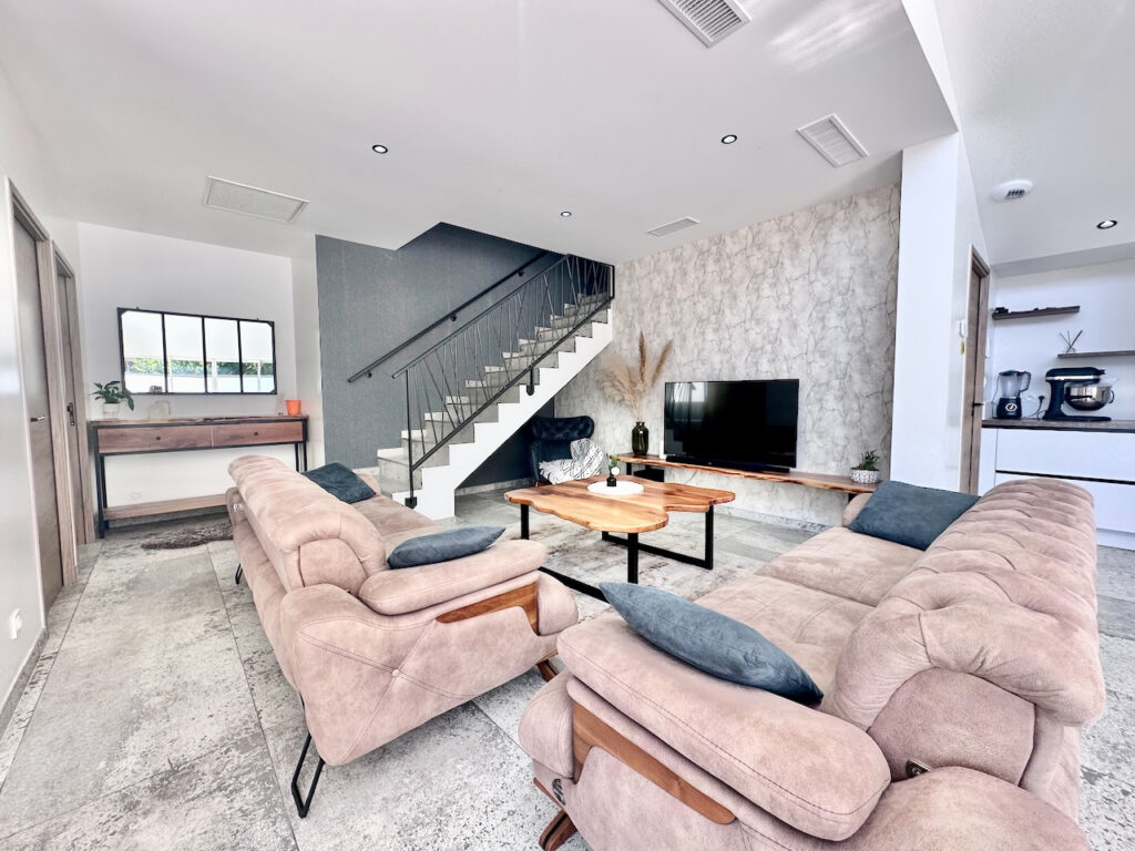 VILLA PRESTATION HAUT DE GAMME DANS LES HAUTEURS DE SALAISE  – 6 pièces – 5 chambres – 6  – 165 m²