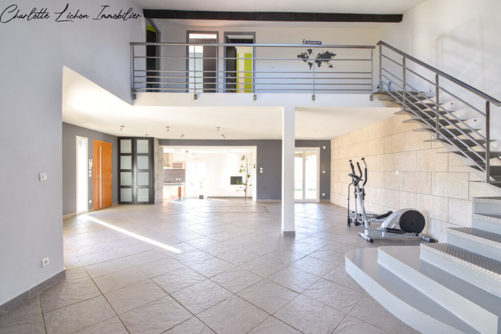 Maison de 184 m2 – 4 chambres – 2 039 m2 de terrain  – 7 pièces – 4 chambres – 6  – 184 m²