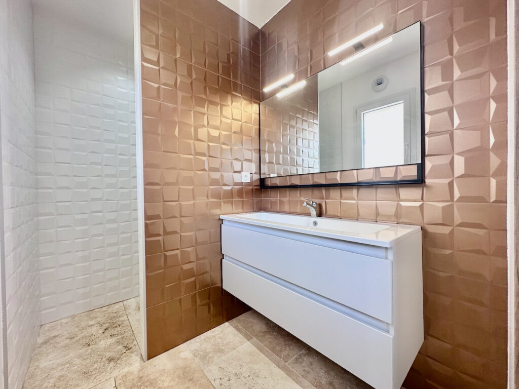 VILLA PRESTATION HAUT DE GAMME DANS LES HAUTEURS DE SALAISE  – 6 pièces – 5 chambres – 6  – 165 m²