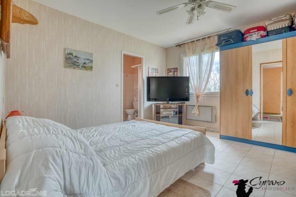 ENSEMBLE DE DEUX MAISONS DE PLAIN PIED – DÉPENDANCES ET PISC – 7 pièces – 4 chambres – 8  – 170 m²