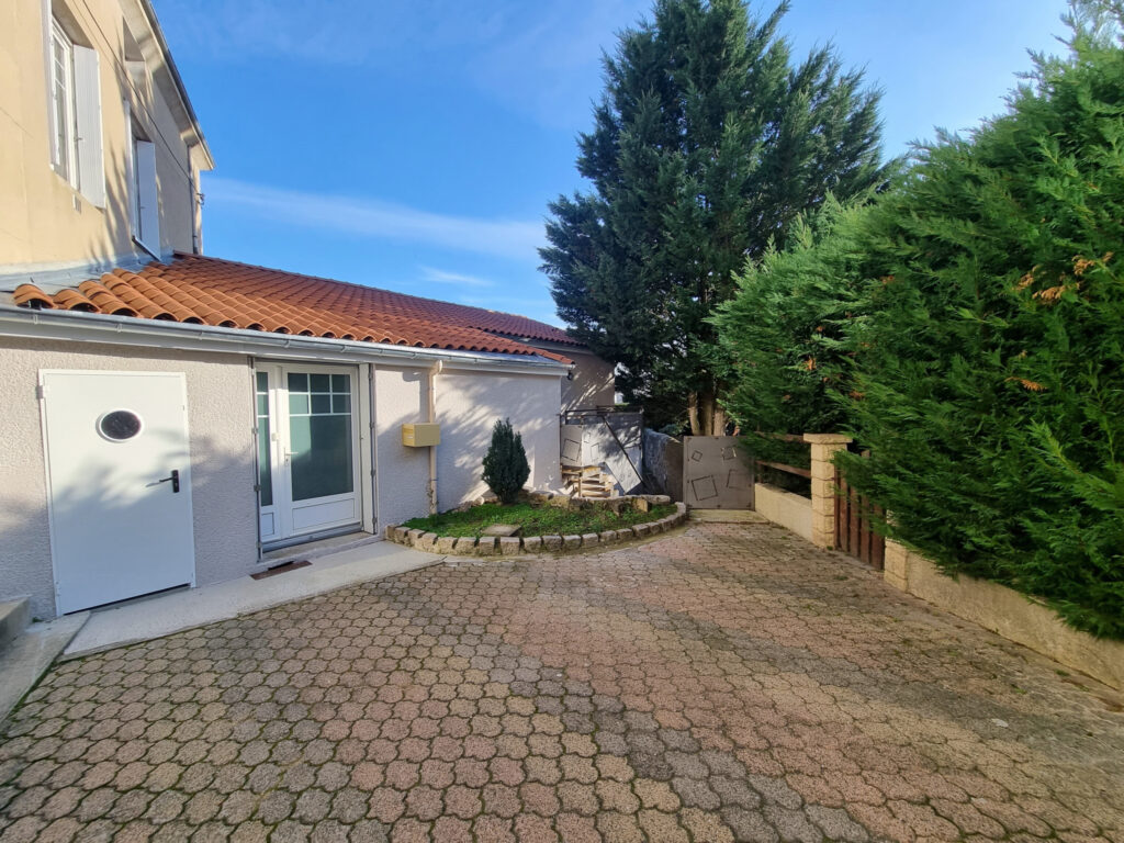 maison centre ville avec petit extérieur – 4 pièces – 2 chambres – 6  – 76 m²