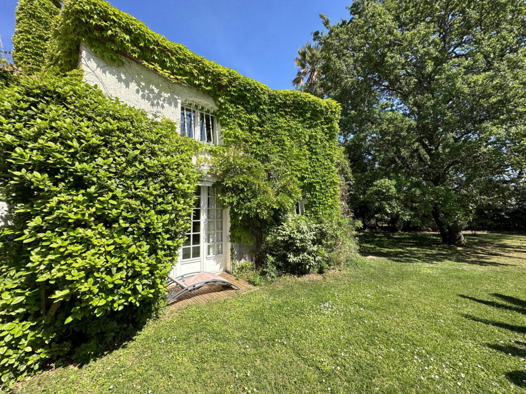 Maison 9 pièces 300m2 – Terrain 8724m2 – 9 pièces – 7 chambres – NR  – 300 m²