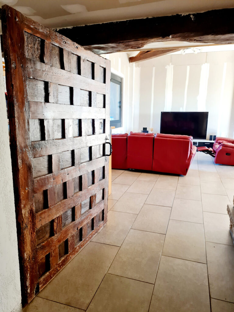 Propriété perchée sur les coteaux comprenant deux bâtiments  – 9 pièces – 6 chambres – 6  – 272 m²