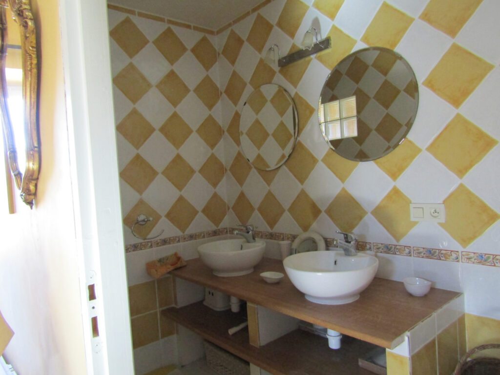 Maison d’hôtes Sainte Jalle 26110 – 12 pièces – 8 chambres – NR  – 330 m²