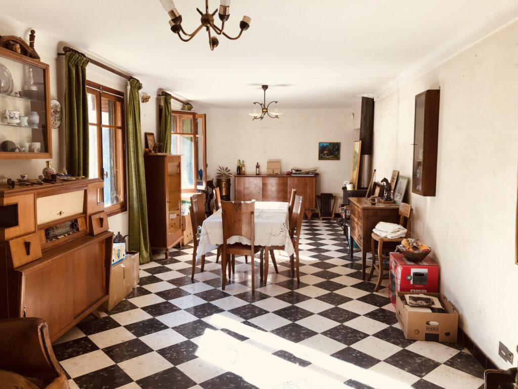 Maison en pierres de 145 m2 SH à rénover sur un terrain de 9 – 5 pièces – 3 chambres – 6  – 145 m²