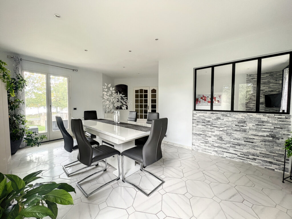 Maison 105 m2 – 3 chambres – Garage – Terrain 1007 m2 avec v – 5 pièces – 3 chambres – 2  – 102.69 m²