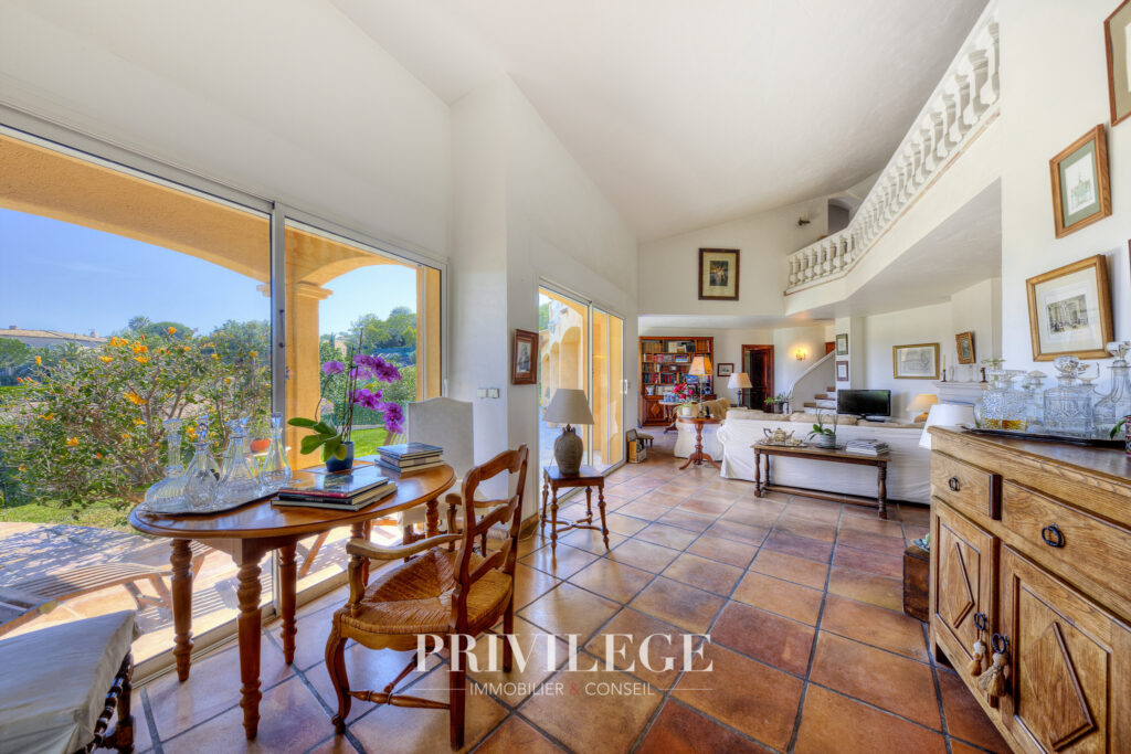 Villa 7 pièces Antibes avec piscine au calme – 7 pièces – 5 chambres – 8  – 238 m²