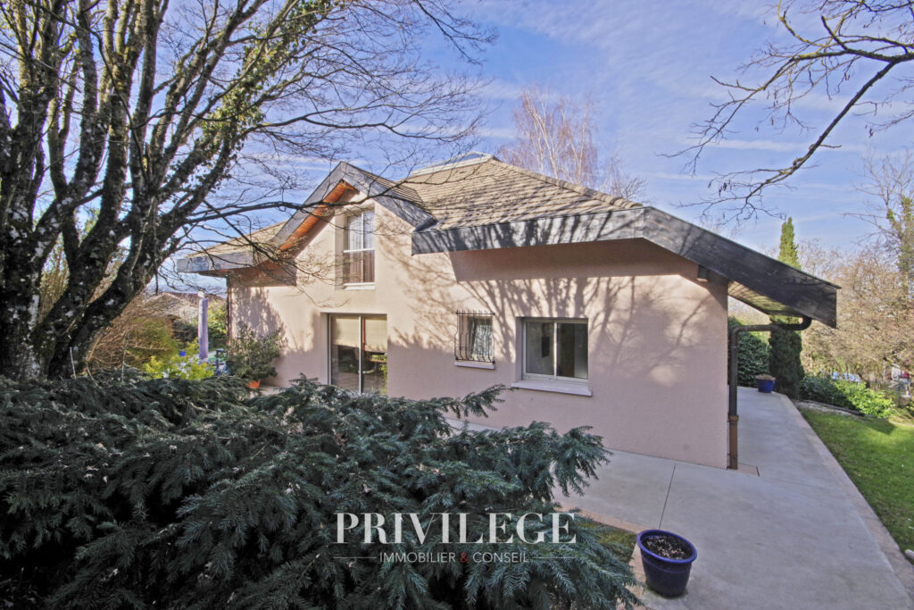 Villa de 220m2 avec piscine et sous-sol – 7 pièces – 5 chambres – 8  – 220 m²