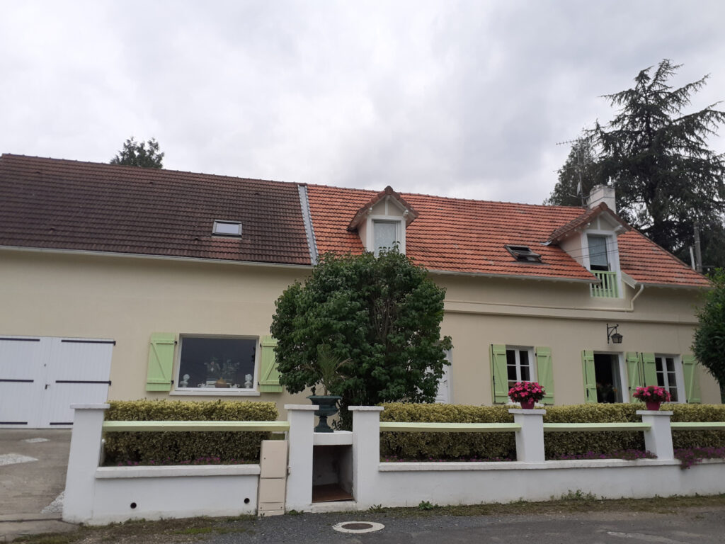 Villa style cottage anglais sise à Bellerive-sur-Allier – 6 pièces – 4 chambres – 6  – 200 m²
