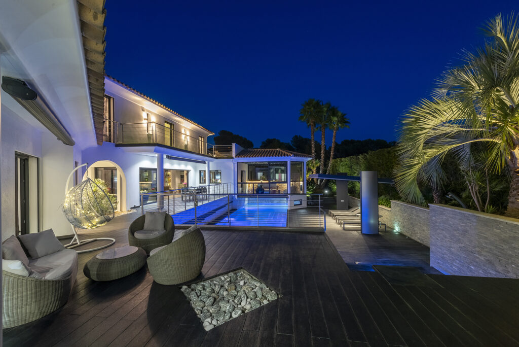 Superbe villa contemporaine aux prestations haut de gamme – 8 pièces – 4 chambres – 4  – 245 m²