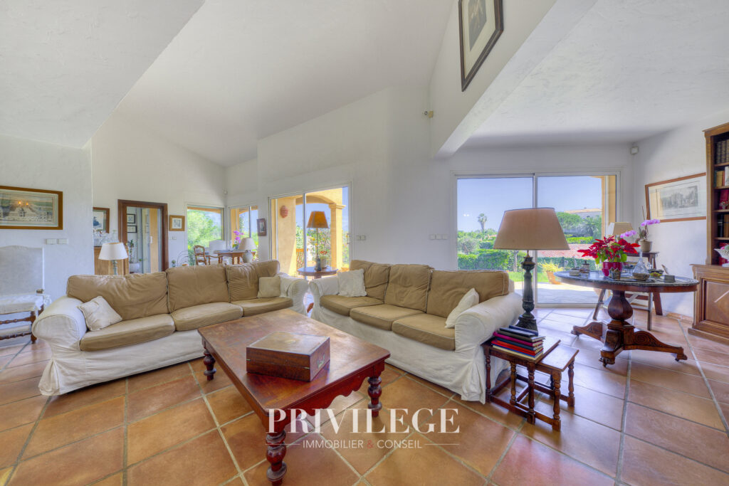 Villa 7 pièces Antibes avec piscine au calme – 7 pièces – 5 chambres – 8  – 238 m²