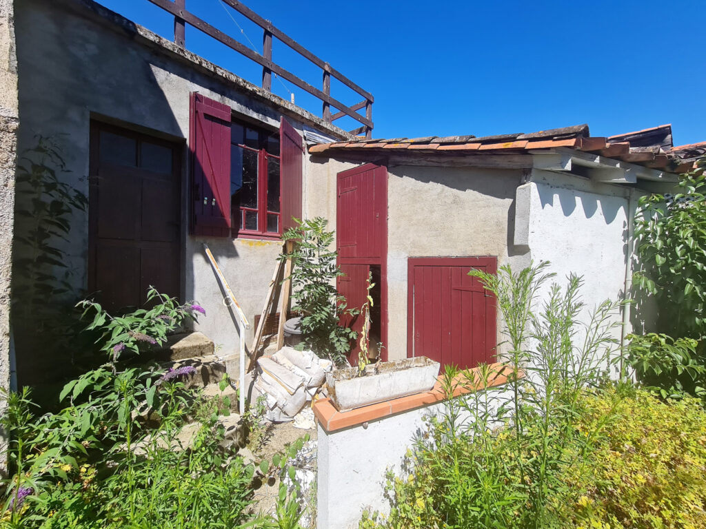 Maison de village de 165m2 à finir de rénover sur 3 niveaux  – 7 pièces – 4 chambres – 6  – 160 m²