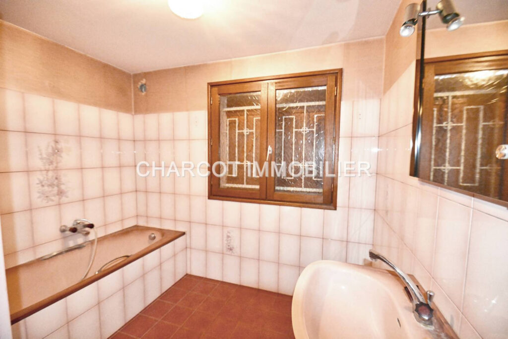 MAISON 8 PIECES de 187 m2 + GARAGE + ANNEXES SUR TERRAIN D’E – 8 pièces – 6 chambres – 6  – 187.11 m²