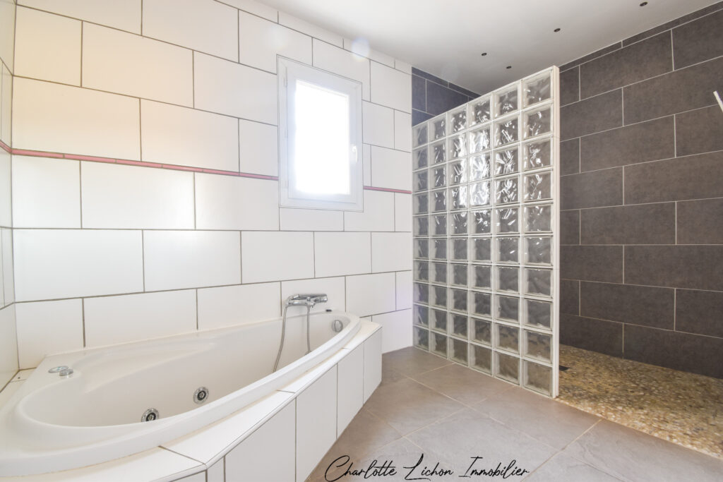 Maison de 184 m2 – 4 chambres – 2 039 m2 de terrain  – 7 pièces – 4 chambres – 6  – 184 m²